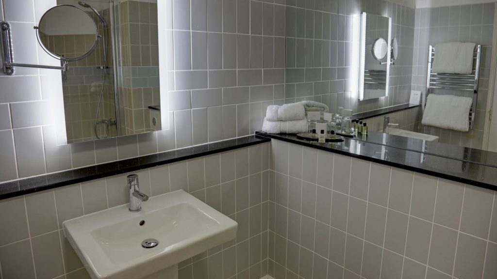 Mercure Sheffield Kenwood Hall Hotel &amp; Spa Bathroom 1