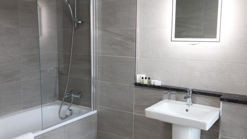 Mercure Sheffield Kenwood Hall Hotel &amp; Spa Bathroom
